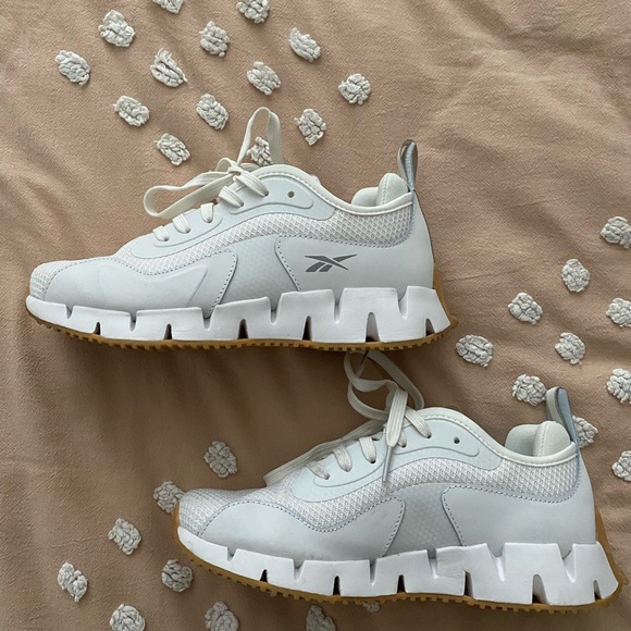 Unworn Reebok sneakers - Picture 1 of 4